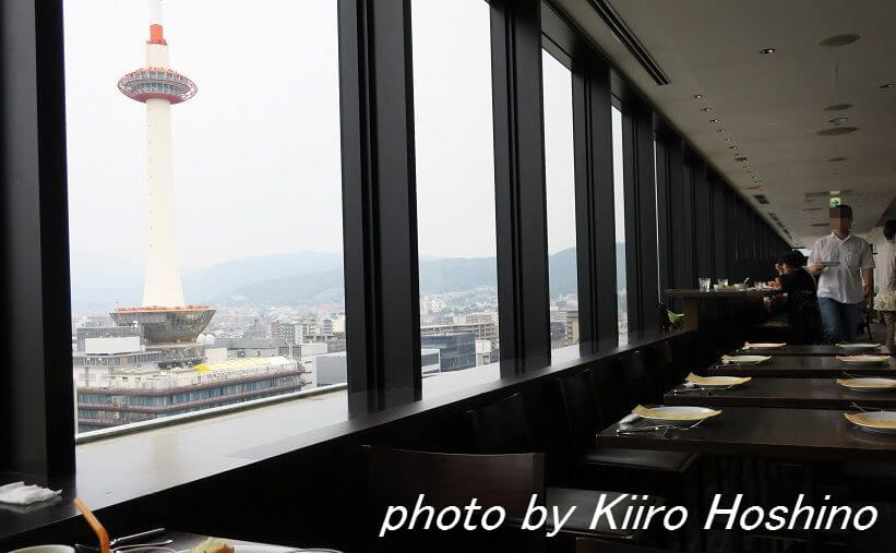 ザキッチンサルヴァトーレ京都、窓際京都タワー