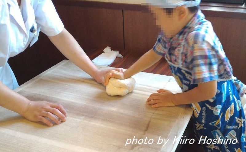 丸亀製麺、生地手ごね