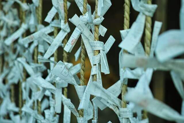 神社で開運、おみくじ